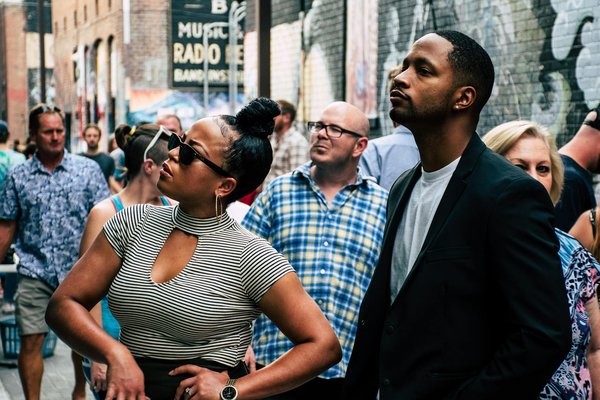 Révolution des tenues non genrées sur le tapis rouge : une nouvelle ère de la mode